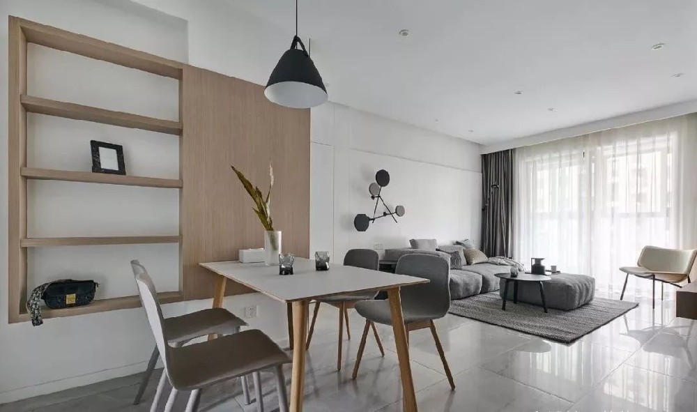 95㎡現代簡(jiǎn)約三居室，原木收納柜配大白墻實(shí)用舒適有格調
