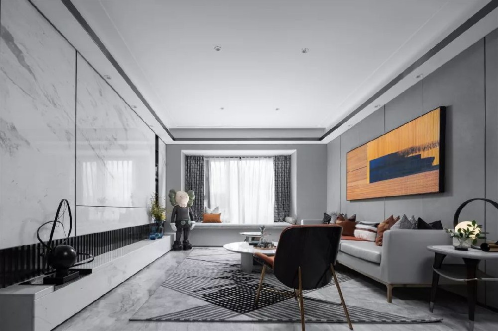 繽紛高級灰，色調上將薄荷藍綠、琥珀色和黑白灰色搭配，美感十足