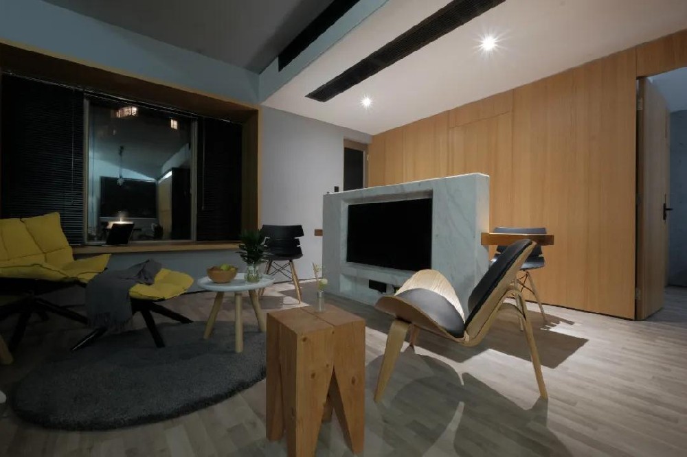 90㎡現代，年輕人的家，居然沒(méi)有主沙發(fā)，活得真瀟灑