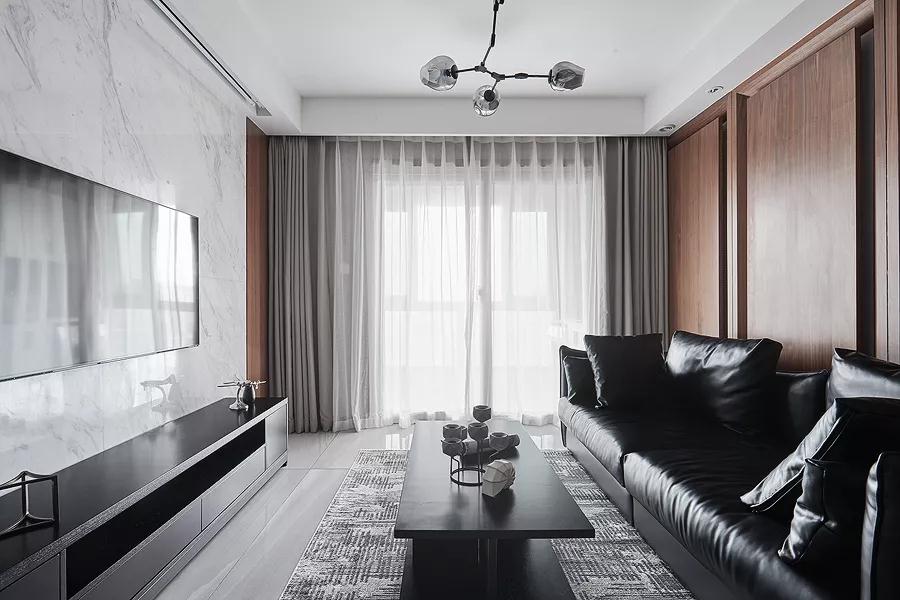 90㎡現代簡(jiǎn)約，大理石、木飾面、質(zhì)感家具，小戶(hù)型的客廳也大氣