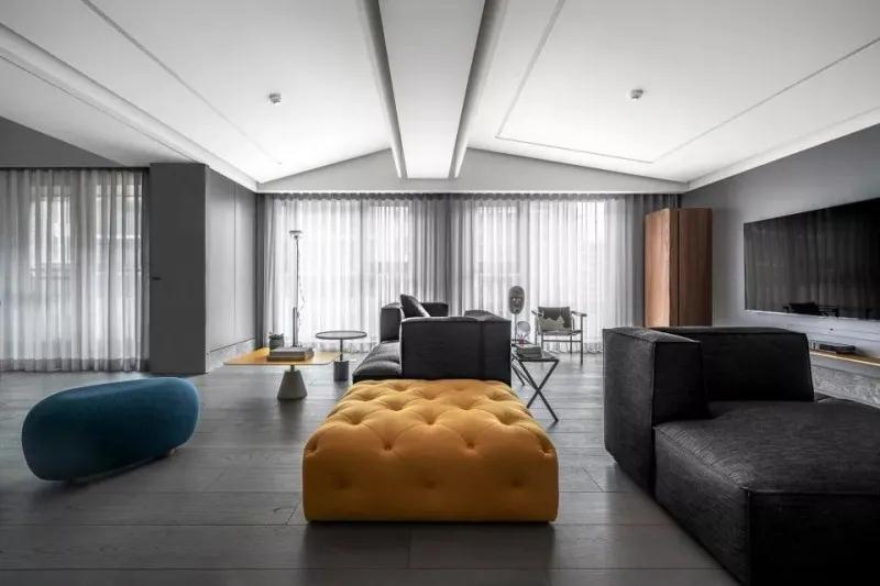 200㎡現代極簡(jiǎn)，高級灰客廳擺上鮮艷家具，優(yōu)雅舒適而活力