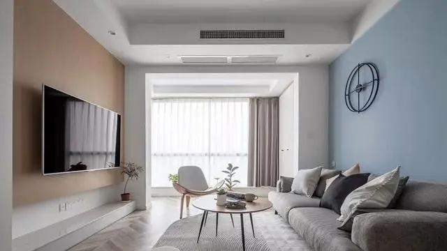 簡(jiǎn)約北歐風(fēng)小三房，海藍色沙發(fā)背景，讓空間清爽又溫馨