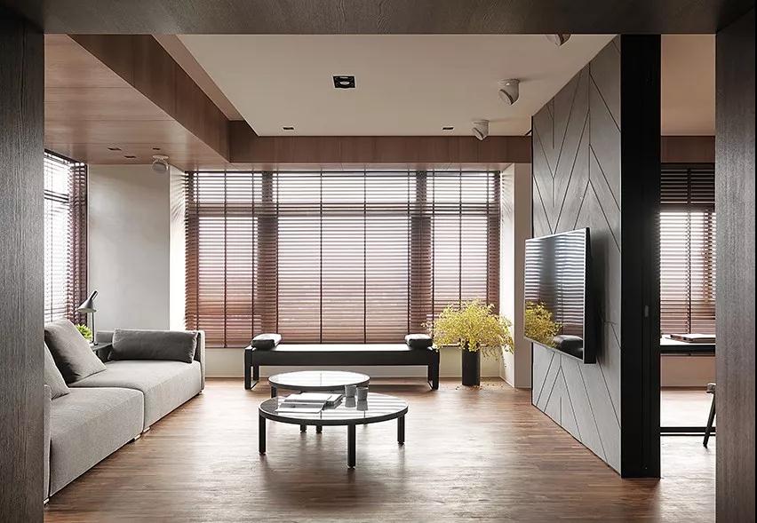 135㎡隱形移門(mén)分隔空間，毛石、布藝搭配天然木皮，簡(jiǎn)約又有品