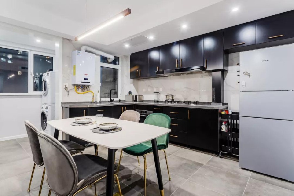 120㎡的現代簡(jiǎn)約風(fēng)三居室，喜歡玄關(guān)的六邊磚設計