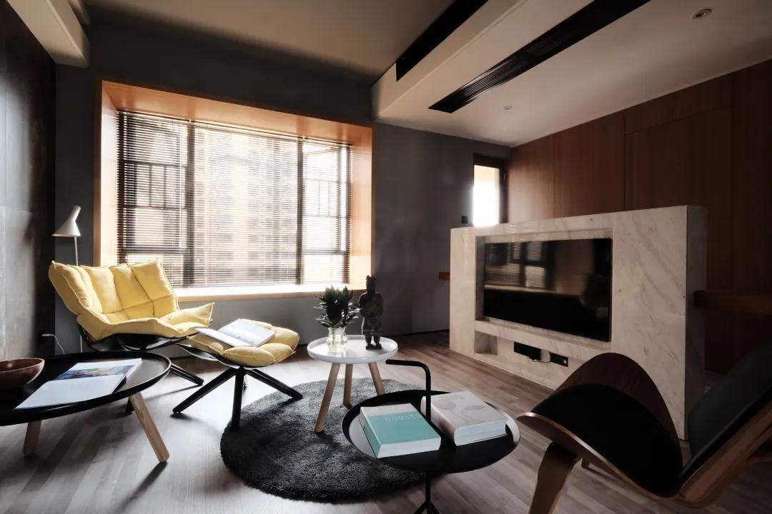 90㎡現代，年輕人的家，居然沒(méi)有主沙發(fā)，活得真瀟灑