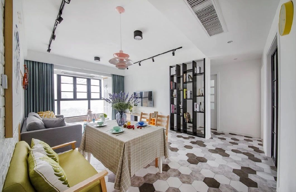 97㎡清新北歐風(fēng)裝修，全客廳六邊形地磚的鋪貼，讓人眼前一亮