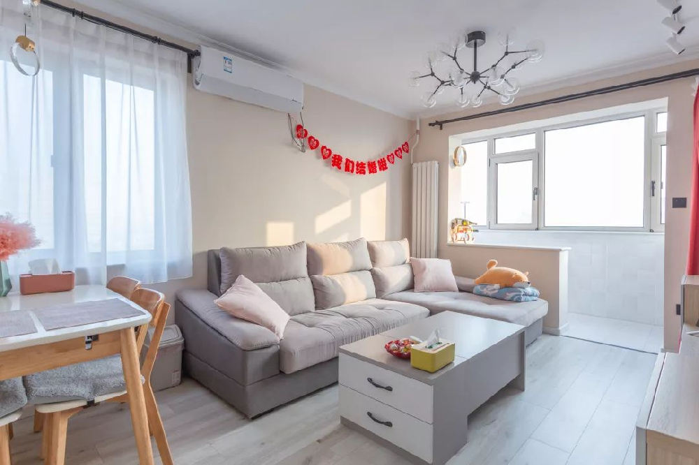 67㎡婚房一廳三用，收納翻倍，小兩口的生活讓人羨慕